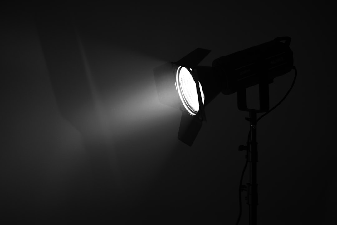 Projecteurs cinéma disposés sur un plateau de tournage professionnel